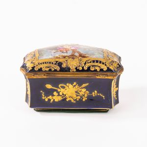 Cofanetto di forma mossa in porcellana policroma su fondo blu, manifattura di Sèvres, fine secolo XIX - inizi secolo XX  - Asta Incanti d'Arte - Associazione Nazionale - Case d'Asta italiane