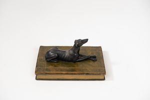 Fermacarte in legno dipinto a forma di levriero accovacciato su libro  - Asta Incanti d'Arte - Associazione Nazionale - Case d'Asta italiane