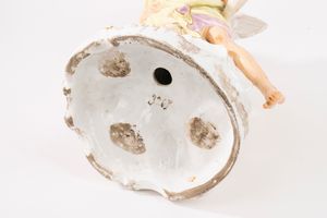 Gruppo scultoreo in porcellana policroma raffigurante Zefiro e Clori, fine secolo XIX - inizi secolo XX  - Asta Incanti d'Arte - Associazione Nazionale - Case d'Asta italiane