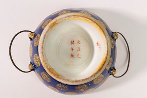 Coppa in porcellana blu con decorazioni in oro, Cina fine secolo XIX  - Asta Incanti d'Arte - Associazione Nazionale - Case d'Asta italiane