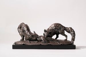 Guido Cacciapuoti - Scultura in terracotta ricoperta con lamina in rame argentato raffigurante due volpi che assaltano un fagiano