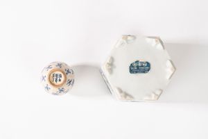 Lotto composto da quattro oggetti in porcellana bianca e blu, manifatture dei secoli XIX-XX  - Asta Incanti d'Arte - Associazione Nazionale - Case d'Asta italiane