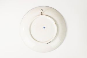 Lotto composto da tre oggetti in porcellana di manifatture differenti  - Asta Incanti d'Arte - Associazione Nazionale - Case d'Asta italiane