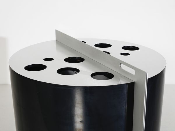 MANIFATTURA ITALIANA : Mobile bar contenitore di forma cilindrica.  - Asta Asta 503 | DESIGN E ARTI DECORATIVE DEL NOVECENTO Virtuale - Associazione Nazionale - Case d'Asta italiane