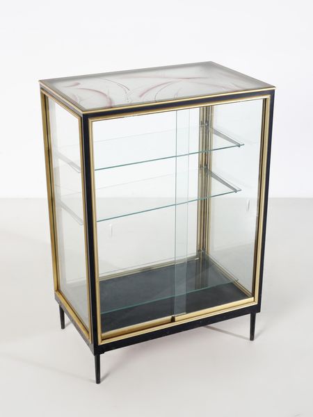 MANIFATTURA ITALIANA : Vetrina a tre ripiani con ante scorrevoli.  - Asta Asta 503 | DESIGN E ARTI DECORATIVE DEL NOVECENTO Virtuale - Associazione Nazionale - Case d'Asta italiane