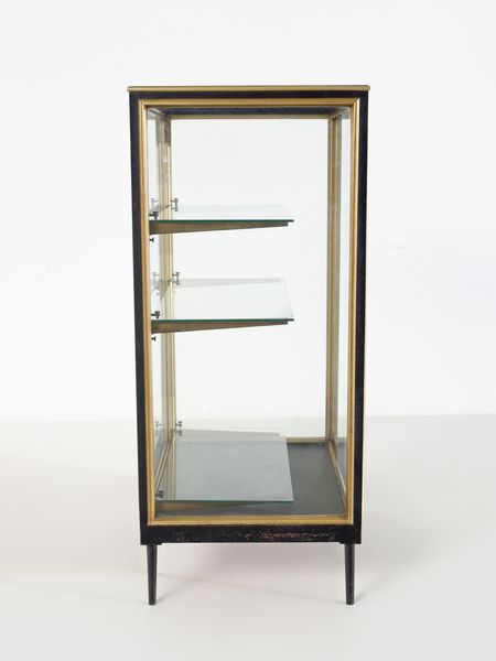 MANIFATTURA ITALIANA : Vetrina a tre ripiani con ante scorrevoli.  - Asta Asta 503 | DESIGN E ARTI DECORATIVE DEL NOVECENTO Virtuale - Associazione Nazionale - Case d'Asta italiane