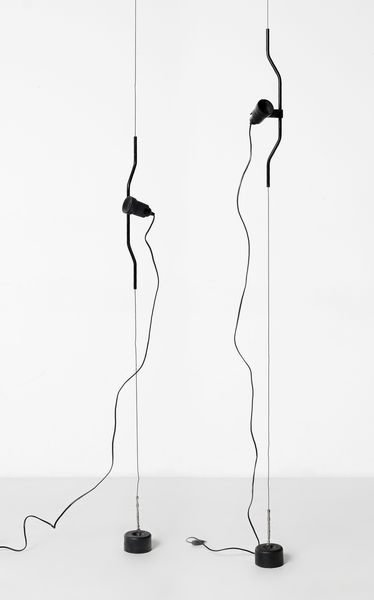 ACHILLE (1918-2002) & PIER GIACOMO (1913-1968)  CASTIGLIONI : Coppia di lampade mod. Parentesi per FLOS.  - Asta Asta 503 | DESIGN E ARTI DECORATIVE DEL NOVECENTO Virtuale - Associazione Nazionale - Case d'Asta italiane