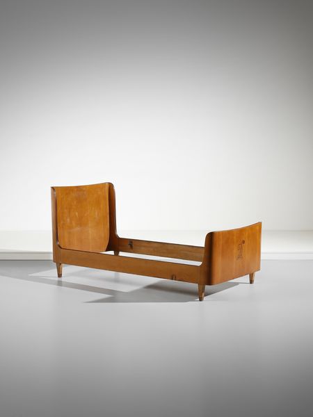 PAOLO BUFFA : Letto singolo con testata e pediera ricurve con decoro a tarsie a foglie d'acanto, esecuzione Serafino Arrighi, Cant�.  - Asta Asta 503 | DESIGN E ARTI DECORATIVE DEL NOVECENTO Virtuale - Associazione Nazionale - Case d'Asta italiane