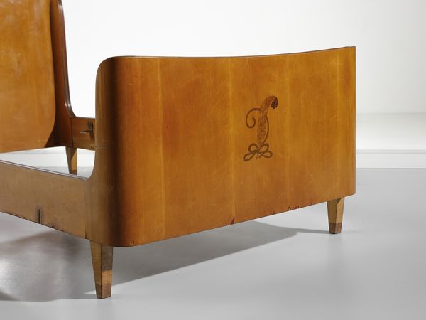 PAOLO BUFFA : Letto singolo con testata e pediera ricurve con decoro a tarsie a foglie d'acanto, esecuzione Serafino Arrighi, Cant�.  - Asta Asta 503 | DESIGN E ARTI DECORATIVE DEL NOVECENTO Virtuale - Associazione Nazionale - Case d'Asta italiane