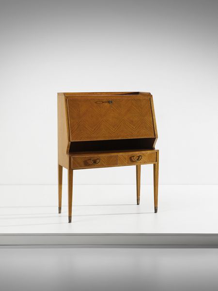PAOLO BUFFA : Scrittoio a ribalta con fronte e cassetti ritmati da un andamento a spina di pesce, esecuzione Serafino Arrighi, Cant.  - Asta Asta 503 | DESIGN E ARTI DECORATIVE DEL NOVECENTO Virtuale - Associazione Nazionale - Case d'Asta italiane