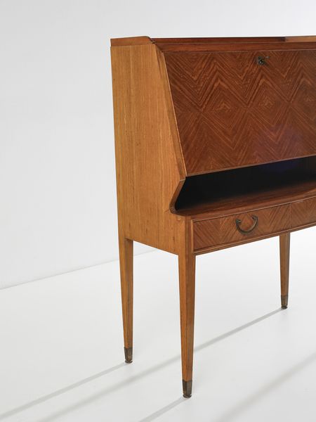 PAOLO BUFFA : Scrittoio a ribalta con fronte e cassetti ritmati da un andamento a spina di pesce, esecuzione Serafino Arrighi, Cant.  - Asta Asta 503 | DESIGN E ARTI DECORATIVE DEL NOVECENTO Virtuale - Associazione Nazionale - Case d'Asta italiane