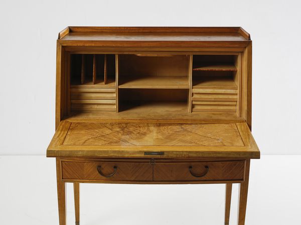 PAOLO BUFFA : Scrittoio a ribalta con fronte e cassetti ritmati da un andamento a spina di pesce, esecuzione Serafino Arrighi, Cant.  - Asta Asta 503 | DESIGN E ARTI DECORATIVE DEL NOVECENTO Virtuale - Associazione Nazionale - Case d'Asta italiane
