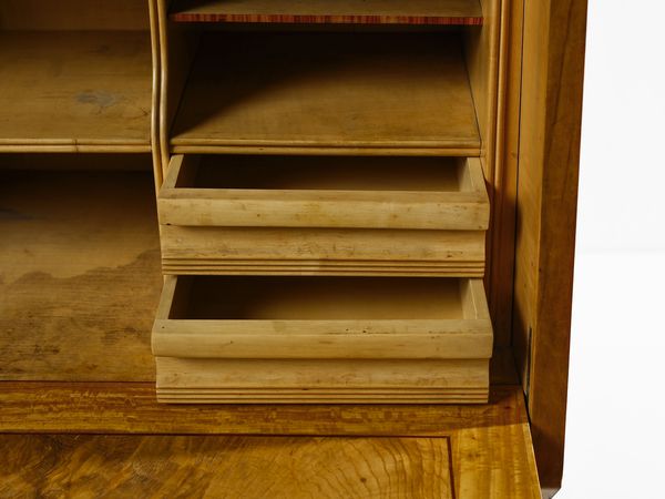 PAOLO BUFFA : Scrittoio a ribalta con fronte e cassetti ritmati da un andamento a spina di pesce, esecuzione Serafino Arrighi, Cant.  - Asta Asta 503 | DESIGN E ARTI DECORATIVE DEL NOVECENTO Virtuale - Associazione Nazionale - Case d'Asta italiane