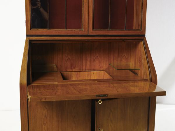 PAOLO BUFFA : Trumeau con base a due ante a battente, ribalta e alzata a vetrina terminante a cimasa, esecuzione Serafino Arrighi, Cant .  - Asta Asta 503 | DESIGN E ARTI DECORATIVE DEL NOVECENTO Virtuale - Associazione Nazionale - Case d'Asta italiane