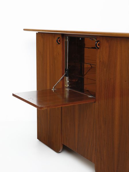 LUIGI SACCARDO : Credenza ad ante e vani bar della serie Seven per Gasparello, Casale sul Sile.  - Asta Asta 503 | DESIGN E ARTI DECORATIVE DEL NOVECENTO Virtuale - Associazione Nazionale - Case d'Asta italiane