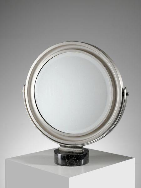 SERGIO MAZZA : Specchio da tavolo Narciso per Artemide.  - Asta Asta 503 | DESIGN E ARTI DECORATIVE DEL NOVECENTO Virtuale - Associazione Nazionale - Case d'Asta italiane