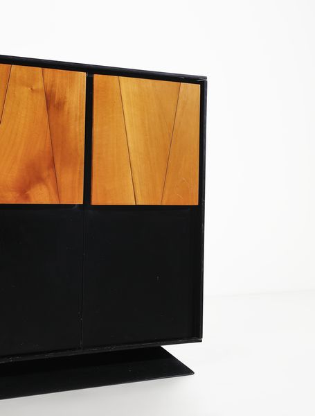 MANIFATTURA ITALIANA : Credenza ad ante e cassetti.  - Asta Asta 503 | DESIGN E ARTI DECORATIVE DEL NOVECENTO Virtuale - Associazione Nazionale - Case d'Asta italiane