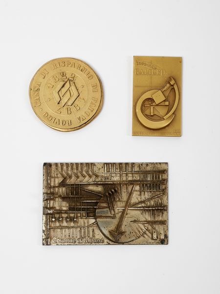 GIO (1930-2002) & ARNALDO (n. 1926) POMODORO : Lotto composto da 2 placche incise e una medaglia per Intercoins.  - Asta Asta 503 | DESIGN E ARTI DECORATIVE DEL NOVECENTO Virtuale - Associazione Nazionale - Case d'Asta italiane