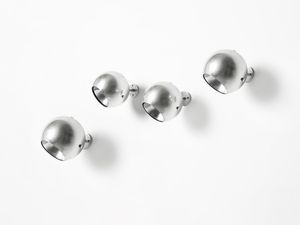 MANIFATTURA ITALIANA - Quattro lampade da parete orientabili.