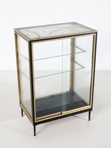 MANIFATTURA ITALIANA : Vetrina a tre ripiani con ante scorrevoli.  - Asta Asta 503 | DESIGN E ARTI DECORATIVE DEL NOVECENTO Virtuale - Associazione Nazionale - Case d'Asta italiane