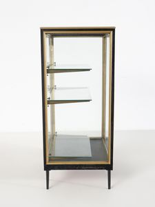 MANIFATTURA ITALIANA : Vetrina a tre ripiani con ante scorrevoli.  - Asta Asta 503 | DESIGN E ARTI DECORATIVE DEL NOVECENTO Virtuale - Associazione Nazionale - Case d'Asta italiane