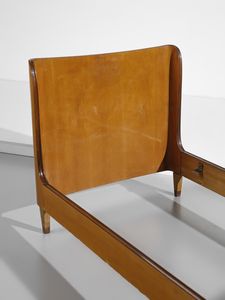 PAOLO BUFFA : Letto singolo con testata e pediera ricurve con decoro a tarsie a foglie d'acanto, esecuzione Serafino Arrighi, Cant�.  - Asta Asta 503 | DESIGN E ARTI DECORATIVE DEL NOVECENTO Virtuale - Associazione Nazionale - Case d'Asta italiane