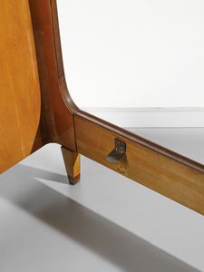 PAOLO BUFFA : Letto singolo con testata e pediera ricurve con decoro a tarsie a foglie d'acanto, esecuzione Serafino Arrighi, Cant�.  - Asta Asta 503 | DESIGN E ARTI DECORATIVE DEL NOVECENTO Virtuale - Associazione Nazionale - Case d'Asta italiane