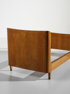 PAOLO BUFFA : Letto singolo con testata e pediera ricurve con decoro a tarsie a foglie d'acanto, esecuzione Serafino Arrighi, Cant�.  - Asta Asta 503 | DESIGN E ARTI DECORATIVE DEL NOVECENTO Virtuale - Associazione Nazionale - Case d'Asta italiane