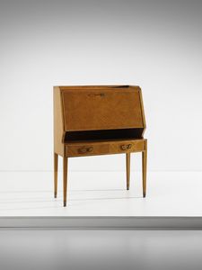 PAOLO BUFFA - Scrittoio a ribalta con fronte e cassetti ritmati da un andamento a spina di pesce, esecuzione Serafino Arrighi, Cant.