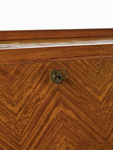 PAOLO BUFFA : Scrittoio a ribalta con fronte e cassetti ritmati da un andamento a spina di pesce, esecuzione Serafino Arrighi, Cant.  - Asta Asta 503 | DESIGN E ARTI DECORATIVE DEL NOVECENTO Virtuale - Associazione Nazionale - Case d'Asta italiane