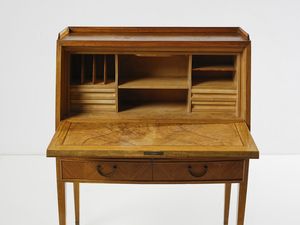 PAOLO BUFFA : Scrittoio a ribalta con fronte e cassetti ritmati da un andamento a spina di pesce, esecuzione Serafino Arrighi, Cant.  - Asta Asta 503 | DESIGN E ARTI DECORATIVE DEL NOVECENTO Virtuale - Associazione Nazionale - Case d'Asta italiane