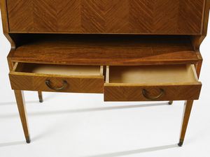 PAOLO BUFFA : Scrittoio a ribalta con fronte e cassetti ritmati da un andamento a spina di pesce, esecuzione Serafino Arrighi, Cant.  - Asta Asta 503 | DESIGN E ARTI DECORATIVE DEL NOVECENTO Virtuale - Associazione Nazionale - Case d'Asta italiane