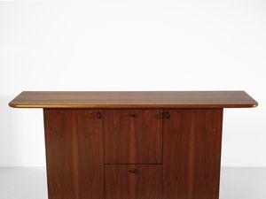 LUIGI SACCARDO : Credenza ad ante e vani bar della serie Seven per Gasparello, Casale sul Sile.  - Asta Asta 503 | DESIGN E ARTI DECORATIVE DEL NOVECENTO Virtuale - Associazione Nazionale - Case d'Asta italiane