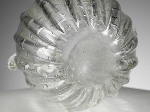 MANIFATTURA MURANESE : Vaso ovoidale costolato decorato da morise.  - Asta Asta 503 | DESIGN E ARTI DECORATIVE DEL NOVECENTO Virtuale - Associazione Nazionale - Case d'Asta italiane