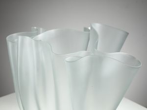 PIETRO CHIESA : attribuito. Vaso Cartoccio probabile produzione Fontana Arte, Milano.  - Asta Asta 503 | DESIGN E ARTI DECORATIVE DEL NOVECENTO Virtuale - Associazione Nazionale - Case d'Asta italiane