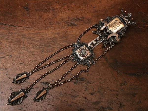 Chateleine in argento patinato e dorato  - Asta Due case fiorentine - Associazione Nazionale - Case d'Asta italiane