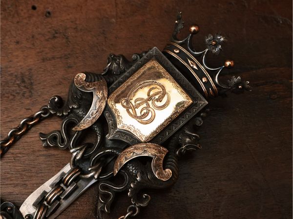 Chateleine in argento patinato e dorato  - Asta Due case fiorentine - Associazione Nazionale - Case d'Asta italiane