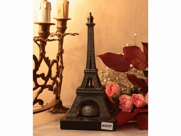 Campanello di servizio modellato come la Tour Eiffel  - Asta Due case fiorentine - Associazione Nazionale - Case d'Asta italiane