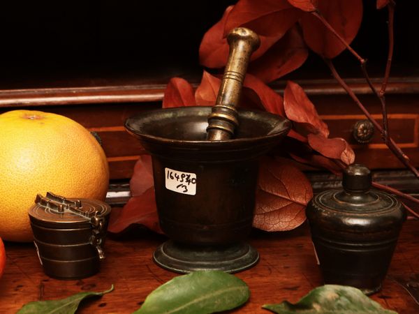 Due antichi portapesi in bronzo  - Asta Due case fiorentine - Associazione Nazionale - Case d'Asta italiane