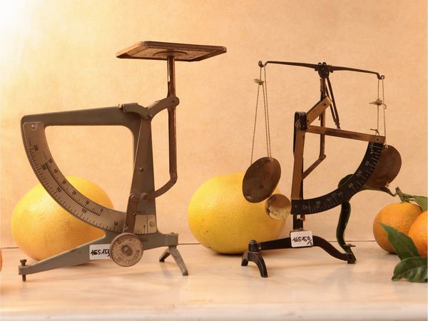 Due piccole bilance da posta  - Asta Due case fiorentine - Associazione Nazionale - Case d'Asta italiane
