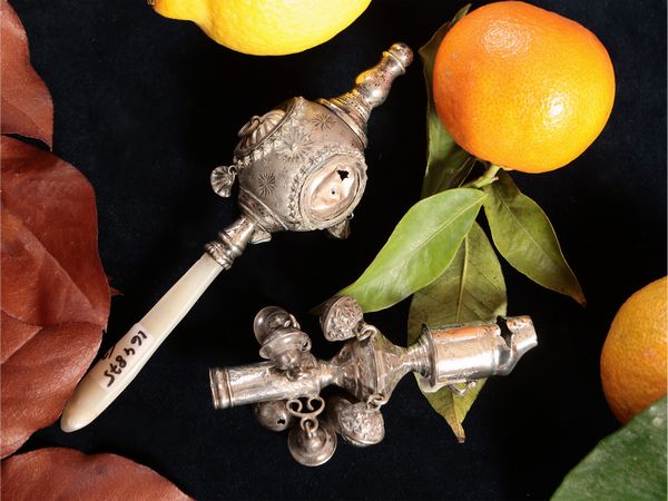 Due sonagli per bambino in argento  - Asta Due case fiorentine - Associazione Nazionale - Case d'Asta italiane