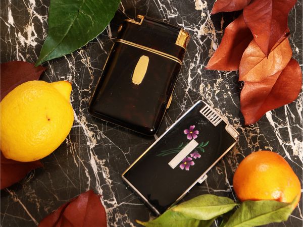 Due portasigarette-accendino in metallo e smalti, Ronson  - Asta Due case fiorentine - Associazione Nazionale - Case d'Asta italiane