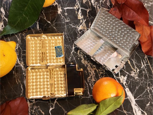 Due portasigarette-accendino in metallo e smalti, Ronson  - Asta Due case fiorentine - Associazione Nazionale - Case d'Asta italiane