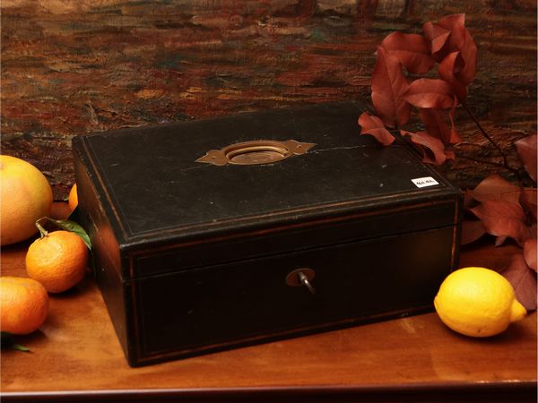 Scrittoio da viaggio rivestiro in cuoi verde lumeggiato in oro  - Asta Due case fiorentine - Associazione Nazionale - Case d'Asta italiane