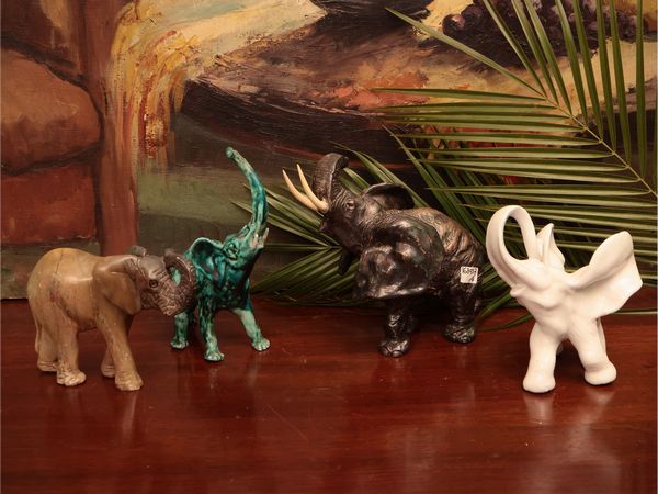 Collezione di quattro elefantini portafortuna  - Asta Due case fiorentine - Associazione Nazionale - Case d'Asta italiane