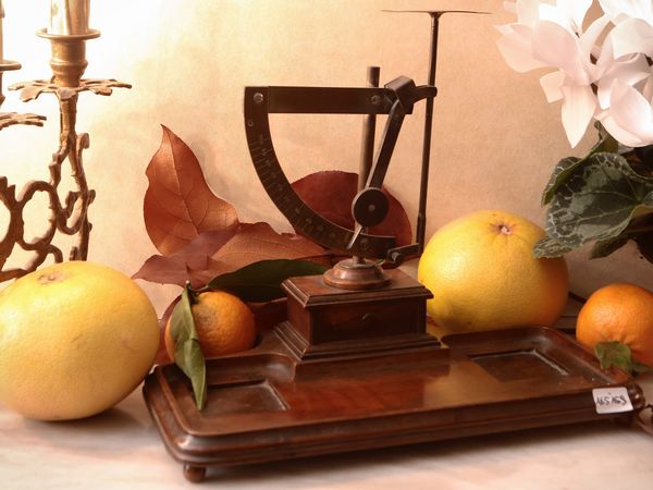 Piccola bilancia postale da scrivania in noce e metallo  - Asta Due case fiorentine - Associazione Nazionale - Case d'Asta italiane