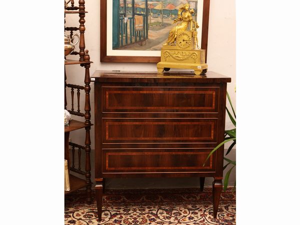 Piccolo mobile portalegna impiallacciato in piuma di mogano  - Asta Due case fiorentine - Associazione Nazionale - Case d'Asta italiane