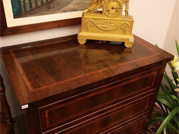 Piccolo mobile portalegna impiallacciato in piuma di mogano  - Asta Due case fiorentine - Associazione Nazionale - Case d'Asta italiane