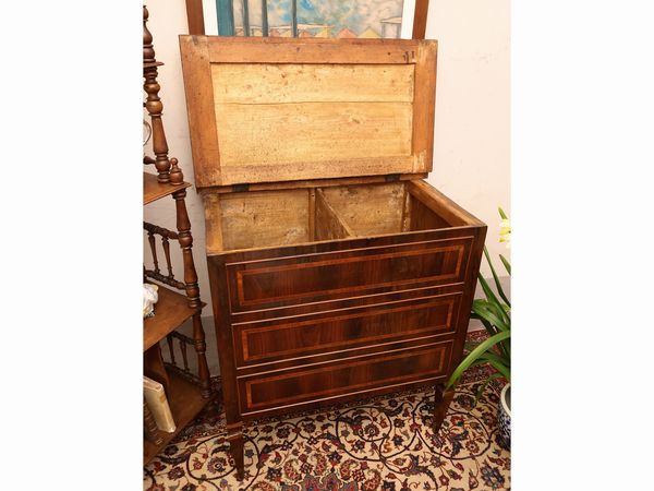 Piccolo mobile portalegna impiallacciato in piuma di mogano  - Asta Due case fiorentine - Associazione Nazionale - Case d'Asta italiane