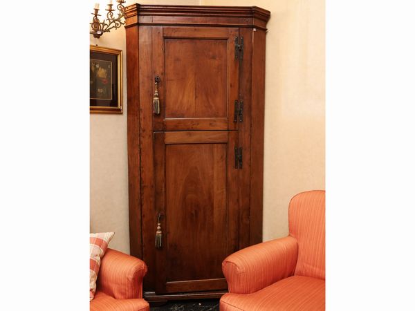 Angoliera a due corpi in noce  - Asta Due case fiorentine - Associazione Nazionale - Case d'Asta italiane